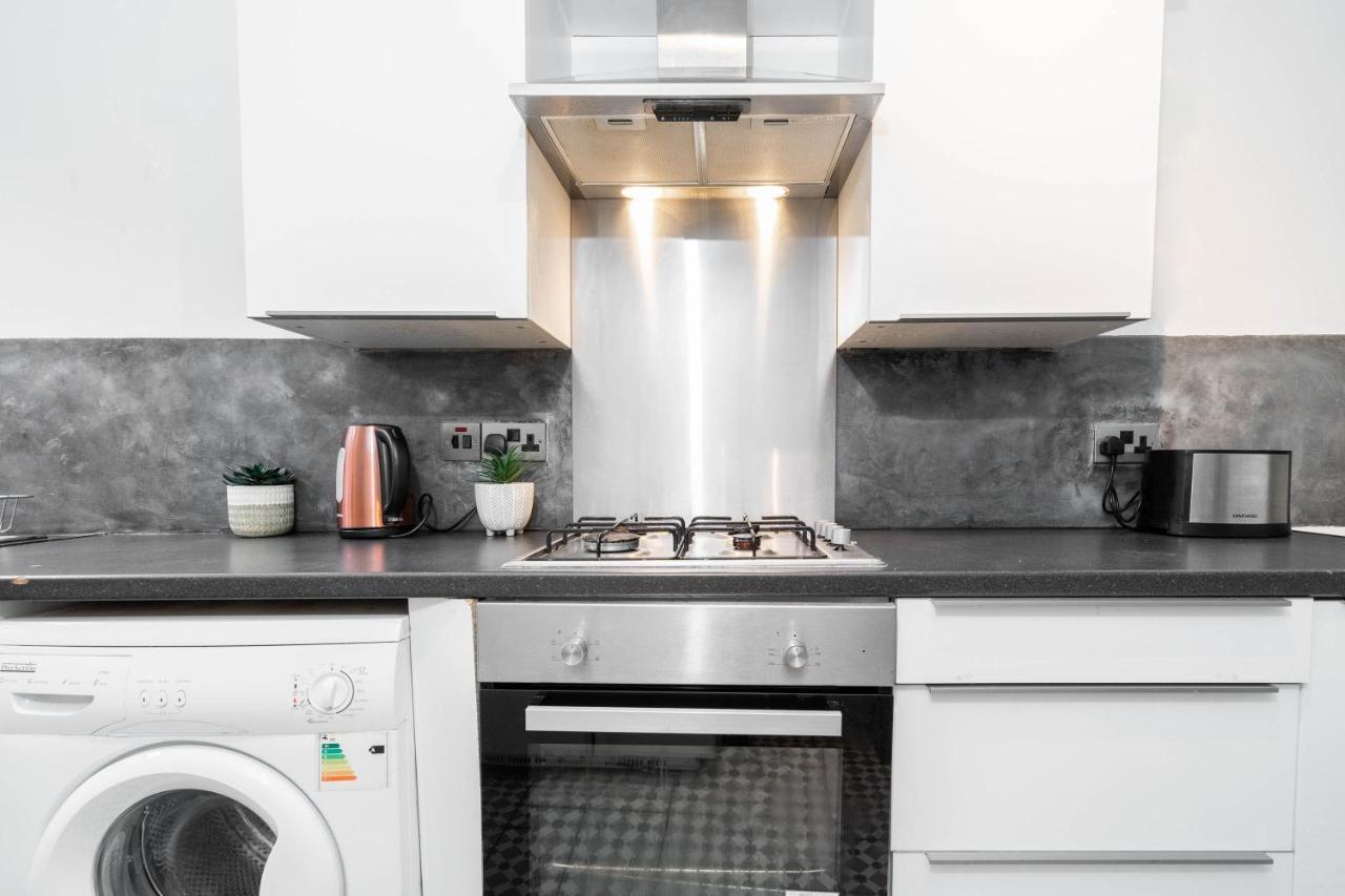 5 Bedroom House - 11 Guests - Garden - Wifi - Smart Tv - Top Rated - Large Driveway 4 Multiple Vehicles - Perfect For Contractors Birmingham Exterior photo